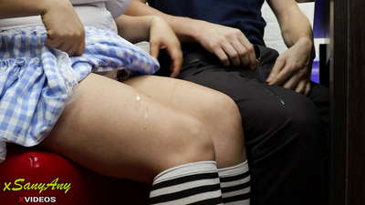 Trẻ nữ sinh giật tắt đến bạn cùng lớp trên bài tập về nhà-xsanyAny